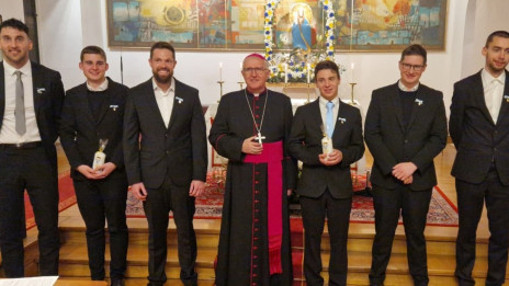 Aleks Birsa Jogan, Janez Špeglič, Danijel Petric, Matija Mohar, Martin Čemažar in Urban Hajnc so bili sprejeti v Marijino kongregacijo (photo: Simon Golob)
