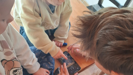 Otroci radi poslušajo zgodbe adventnega koledarja (photo: Družina Hren)