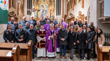 Škofu in predsedniku Slovenske škofovske konference Andreju Sajetu so se pridružili predstavniki družbeno-političnega, kulturnega in javnega življenja (photo: Rok Mihevc)