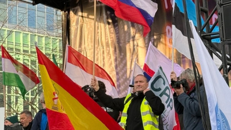 Slovenska zastava na glavnem odru - Predsednik KGZS dr. Jože Podgoršek (photo: KGZS / Forum za kmetijstvo SDS)