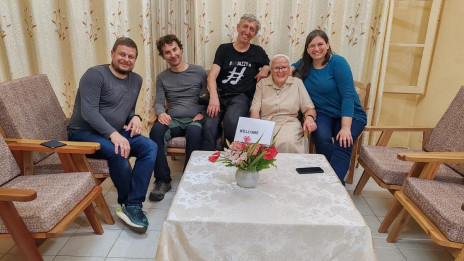 S. Bogdana, televizijska ekipa in Jana Lampe iz Slovenske karitas na terenu (photo: Slovenska karitas)