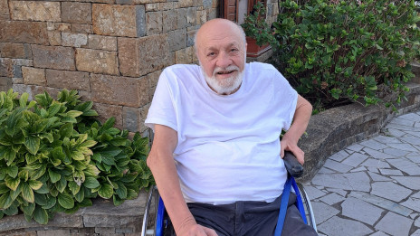 Vojko Gašperut pred domačo hišo avgusta letos (photo: Neva Flajs)