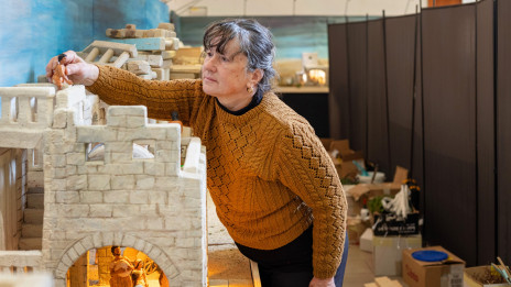 Majda Kržič pri postavitvi jaslic (photo: Vir: Božični Vojnik)