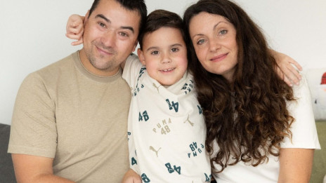 Teo z mamo in očetom (photo: Društvo Viljem Julijan)