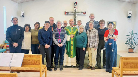 P. Tomaž Majcen z verniki (photo: FB p. Tomaž Majcen)