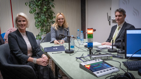 Petra Juvančič, Ajša Vodnik in Bojan Ivanc v studiu Radia Ognjišče (photo: ARO)