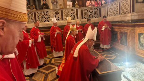 Škofje molijo na grobu apostola Pavla (photo: Primož Lorbek)
