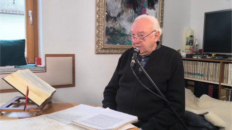 Škof Jurij Bizjak med snemanjem oddaje Globine (photo: Izidor Šček)