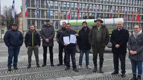 Predstavniki kmetijskih organizacij pred državnim zborom (photo: Vir: FB KGZS)