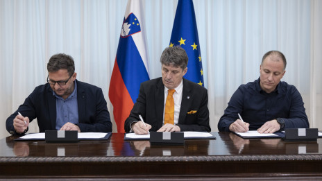 Podpis sporazuma o prekinitvi stavke in nacinu resevanja stavkovnih zahtev med ministrom za obrambo Borutom Sajovicem in predsednikom sindikata ministrstva Marjanom Lahom ter predstavnikom strokovnega odbora zaposlenih v Centru za obvescanje RS in regijskih centrih za obvescanje Tilnom Cestnikom. (photo: Katja Kodba/STA)