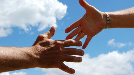 Stisk dlani... (photo: Kathryn Rozier from Pixabay)