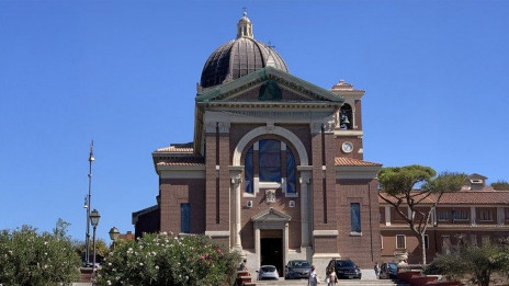 Župnijska cerkev v Ostiji, ki bo popoldne sprejela papeža Leona XIV. (photo: Vatican news)