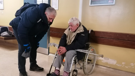 Brezdomec v pogovoru z duhovnikom (photo: Društvo prostovoljcev Vincencijeve zveze dobrote)