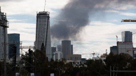 Gost dim, ki se dviga iz Tel Aviva v Izraelu (photo: STA)