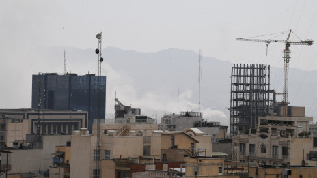 Gost dim, ki se dviga v središču Teherana v Iranu (photo: STA)
