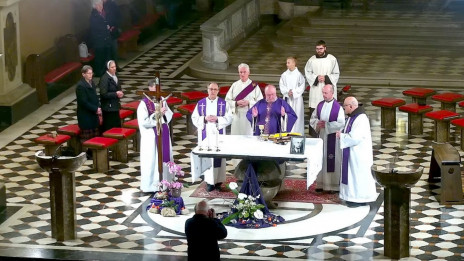 Duhovniki ob oltarju (photo: Zajem zaslona)