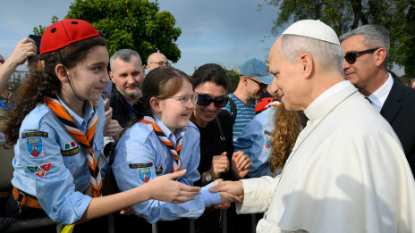 Papež se je ob prihodu v rimsko župnijo Darovanja Device Marije najprej srečal z otroki in mladimi (photo: Simone Risoluti)