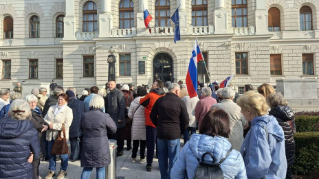 Množica pred Vrhovnim sodiščem (photo: ARO)