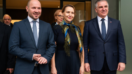 Zavezništvo za boljšo prihodnost: Jernej Vrtovec (NSi), dr. Tina Bregant (SLS) in Marko Lotrič (Fokus) združujejo moči za gospodarski preboj in urejeno zdravstvo. (photo: Rok Rakun)
