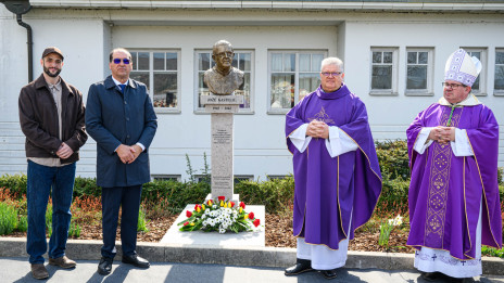 Odkritje kipa duhovnika msgr. Jožeta Kastelica (photo: Gašper Stopar)