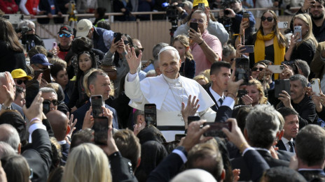 Papež pozdravlja vernike, zbrane pri sveti maši (photo: Elisabetta Trevisan)