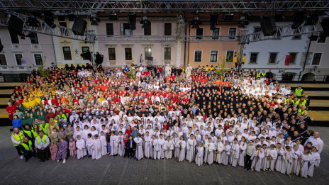 Skupinska fotografija vseh sodelujočih na Škofjeloškem pasijonu 2026 (photo: Tomo Strle/Citrus d.o.o.)