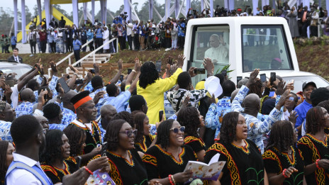 Papež med afriškimi verniki (photo: Vatican media)