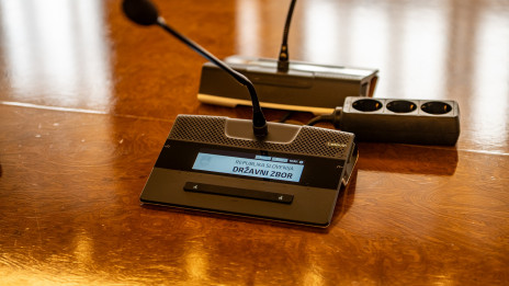 Mikrofon v državnem zboru (photo: Rok Mihevc)