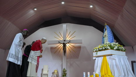 Papež se je poklonil pred Marijinim kipom v svetišču Mamã Muxima (photo: Vatican News)