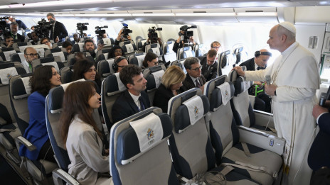 Papež z novinarji na letalu (photo: Vatican media)