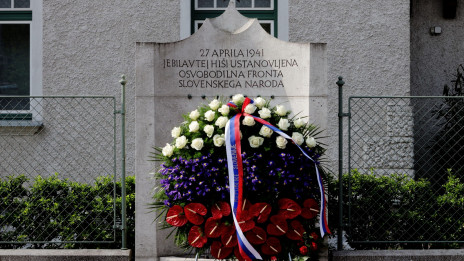 Spomenik Osvobodilne fronte slovenskega naroda pred Vidmarjevo vilo pod Rožnikom (photo: Nebojša Tejić / STA)