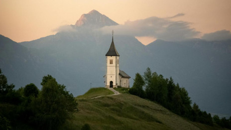 Cerkev na hribu (photo: Žak Mogel / Pexels)