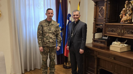 Generalmajor Boštjan Močnik in škof Andrej Saje (photo: Katoliška Cerkev)