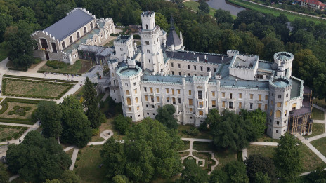 Grad Hluboka (photo: By Kralpilot - Own work, CC BY-SA 3.0, https://commons.wikimedia.org/w/index.php?curid=28080679)