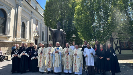 Pri kipu sv. Janeza Pavla II. na Brezjah (photo: Svetišče Brezje)