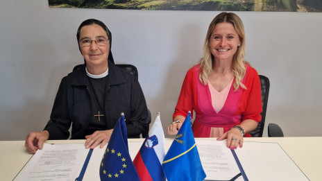 s. Marija Ferčak in županja Renata Kosec (photo: Vir: Občina Domžale)