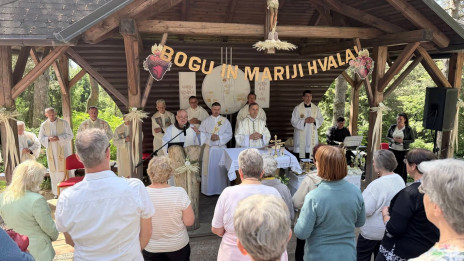 Škofa Andrej Saje je vodil somaševanje na Kureščku (photo: fb stran svetišče na Kureščku)
