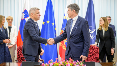 Primopredaja poslov med dosedanjim ministrom za obrambo Borutom Sajovicem in novim ministrom za obrambo Valentinom Hajdinjakom. (photo: Jure Makovec/STA)