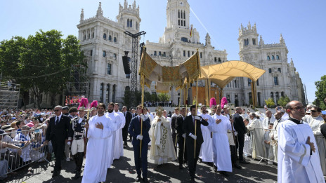Papež je po maši vodil evharistično procesijo (photo: Vatican media)
