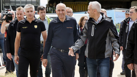 Predsednik vlade Janez Jansa, kmetijski minister Janez Cigler Kralj in župan Komende Jurij Kern (photo: STA/Sani karić)