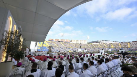 Papež daruje mašo na otoku Gran Canaria (photo: Vatican media)