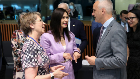Slovenski minister Janez C. Kralj je na zasedanju opravil vrsto pogovorov s kolegicami in kolegi. V družbi s predsedujočo Maria Panayitou in finsko ministrico Sari Essayah. (photo: Francois Lenoir EU komisija)