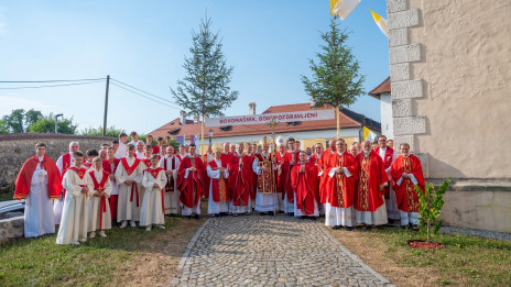 Skupinska fotografija ob letošnjem mašniškem posvečenju v novomeški škofiji (photo: Rok Mihevc)