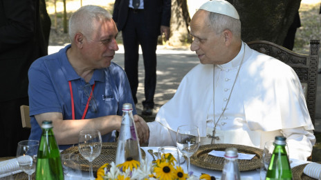 Papež se je zadržal v pogovoru z udeleženimi na kosilu (photo: Vatican media)