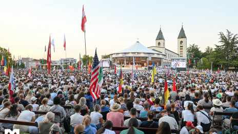Prizorišče dogajanja pred cerkvijo v Medžugorju (photo: Media Mir)