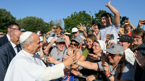 Papež pozdravlja mlade v Assisiju (photo: Vatican Media)