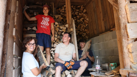 Nekateri od udeležncev so zlagali in cepili drva (photo: Rebeka Krt)