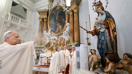 Papež pred Marijinim kipom v cerkvi sv. Tomaža iz Villanove v Castel Gandolfu (photo: Vatican Media)