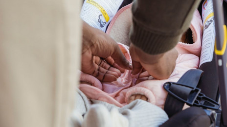 Pripeti otrok v otroškem avto sedežu (photo: Keira Burton / pexels)