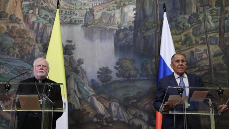 Nadškof Gallagher in ruski zunanji minister Lavrov na tiskovni konferenci (photo: Vatican media)